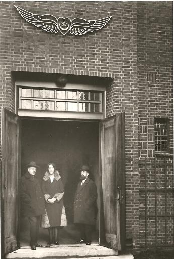 Sirdar, Saida en architect Piet Kramer bij de entree